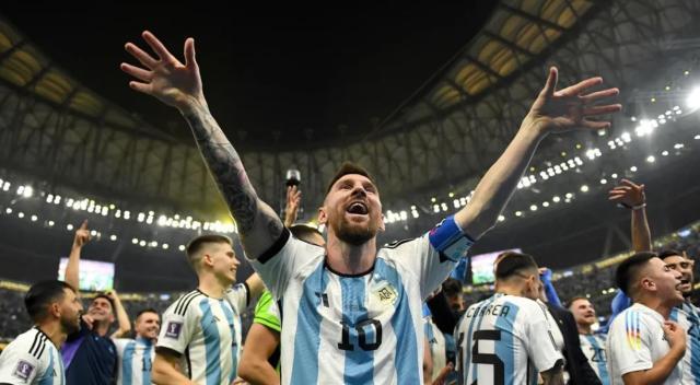 体育直播-决胜点球前梅西望天祈祷：来吧迭戈，保佑我们！