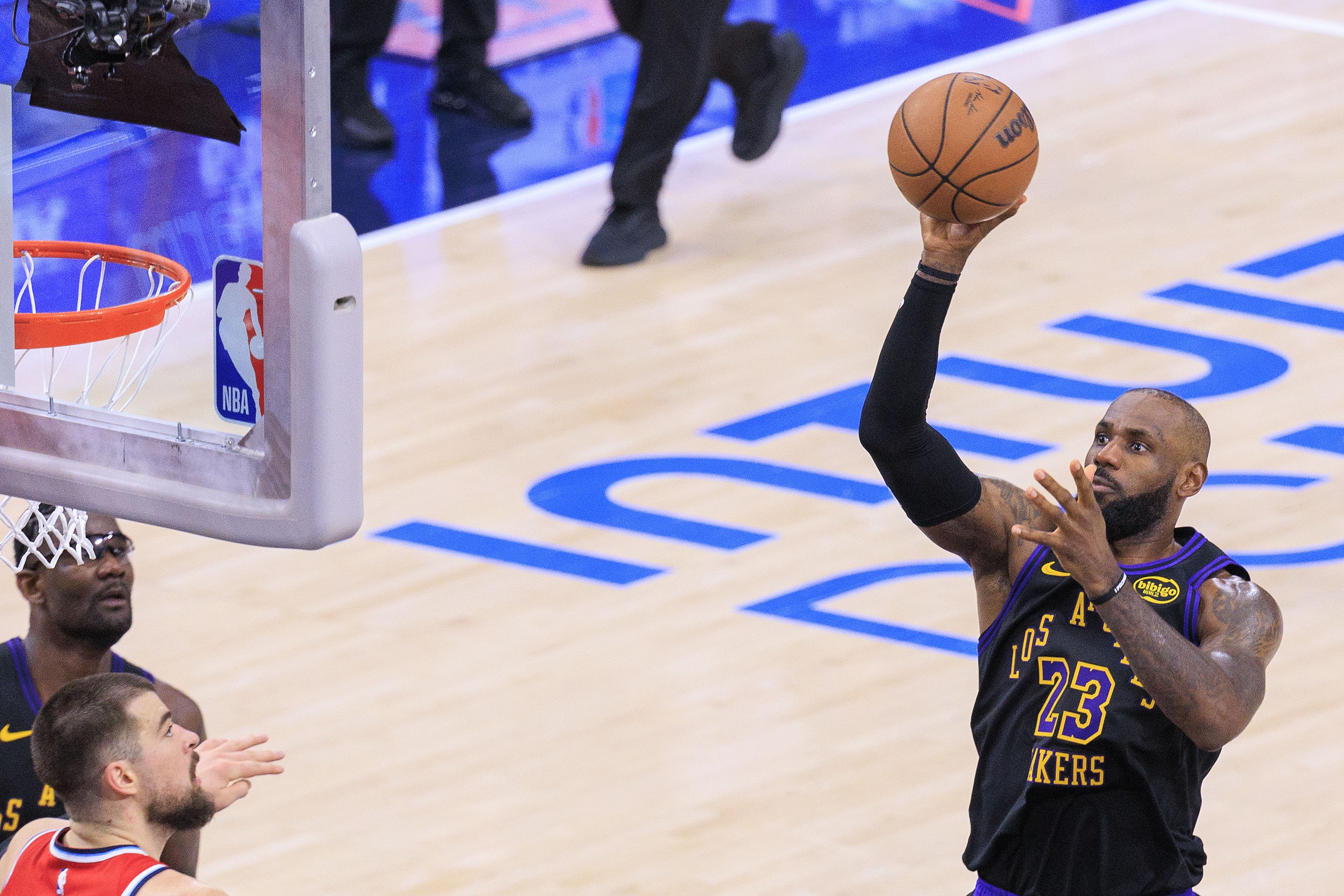 乐鱼平台-湖人VS快船裁判报告：祖巴茨“High five”詹姆斯 不应被吹犯规