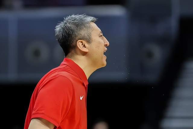 乐鱼平台-中国男篮更衣室曝光!逆转功臣透露内情,3人哭了,包括篮协主席